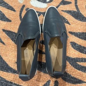 Everlane women’s black slip on